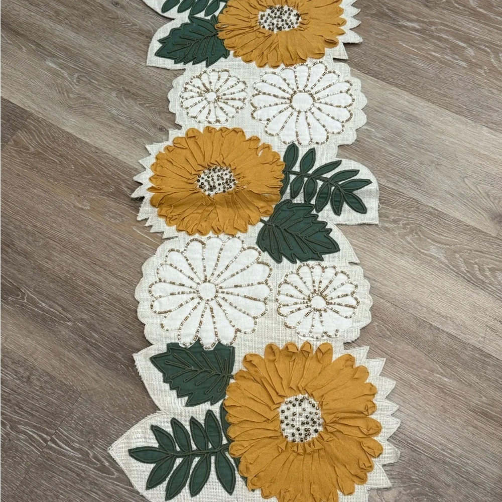 NWT Kohl's Embellished Burlap Sunflower Runner & Placemats Set